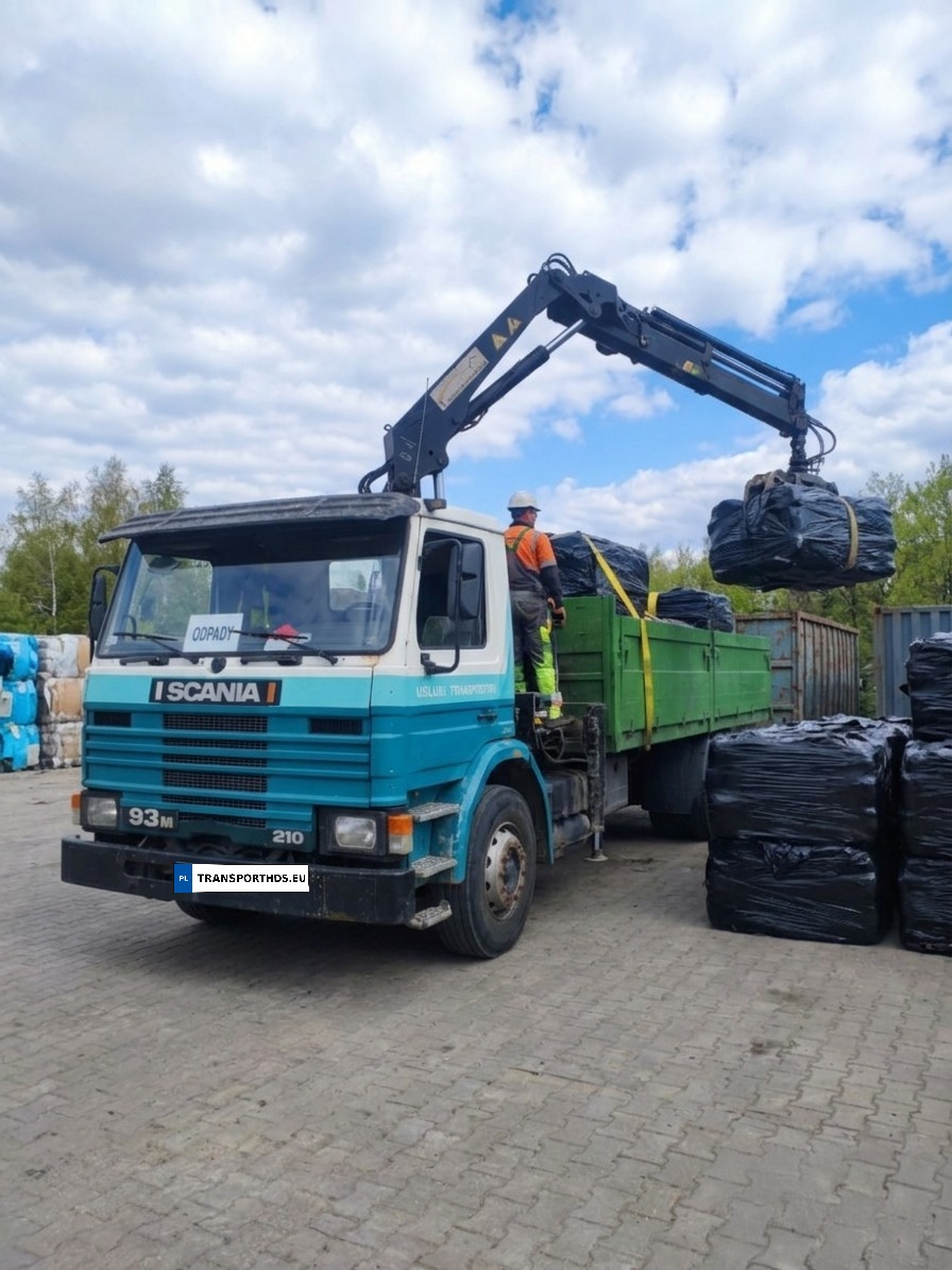 Załadunek odpadów Scanią 93M 210 z HDS